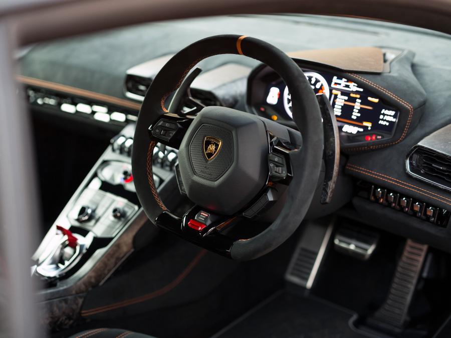 Интерьер Lamborghini Huracan Performante (LB724) 2017 года  (UK) (фото 10 из 24)